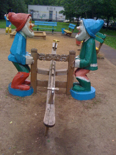 Гномы с качелями