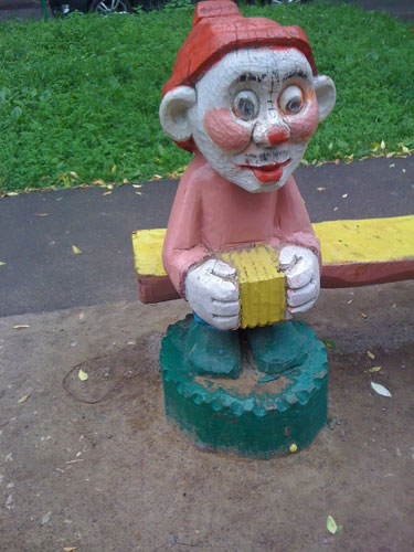 В одиночку натягивает гармошку