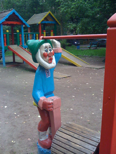 Приятель дрючит скамейку