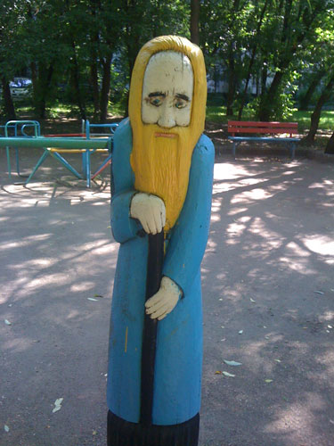 Дед держится за посох